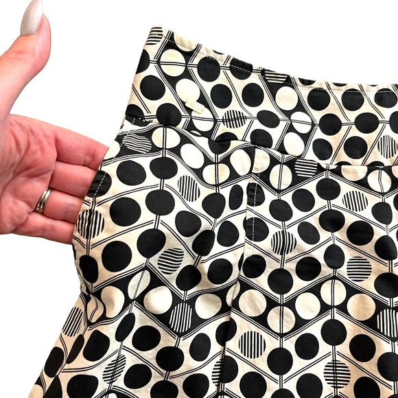 NWOT LizGolf Black Cream Geometric Pattern Cotton Stretch Skort (10) - Picture 6 of 13